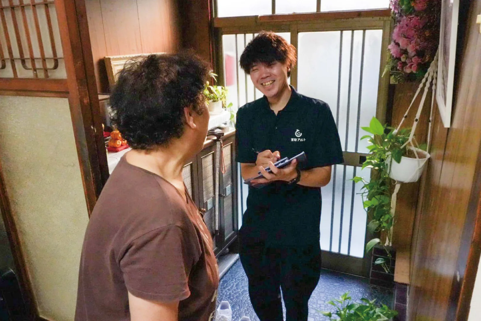 玄関先でお客様と話すスタッフ